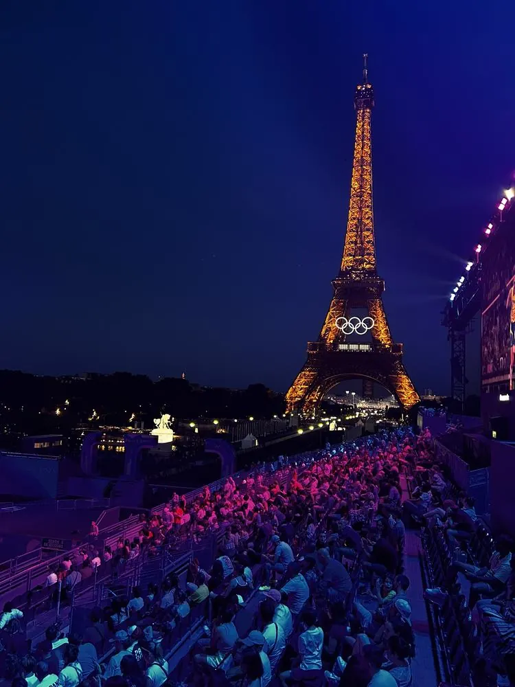 Tour Eiffel illuminée avec les anneaux olympiques, tribunes du Trocadéro — Paris 2024