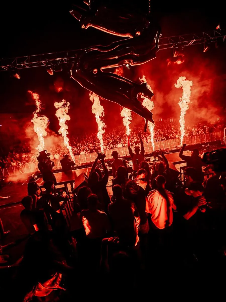 Effets pyrotechniques sur scène de festival