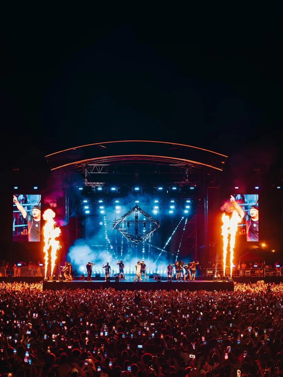 Grande scène de festival avec flammes