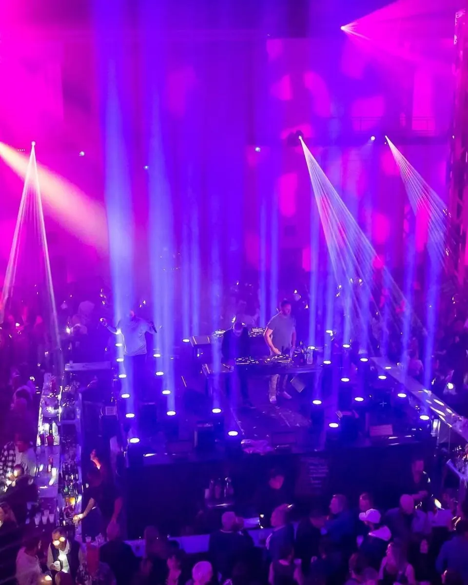Club, faisceaux roses et violets sur la scène